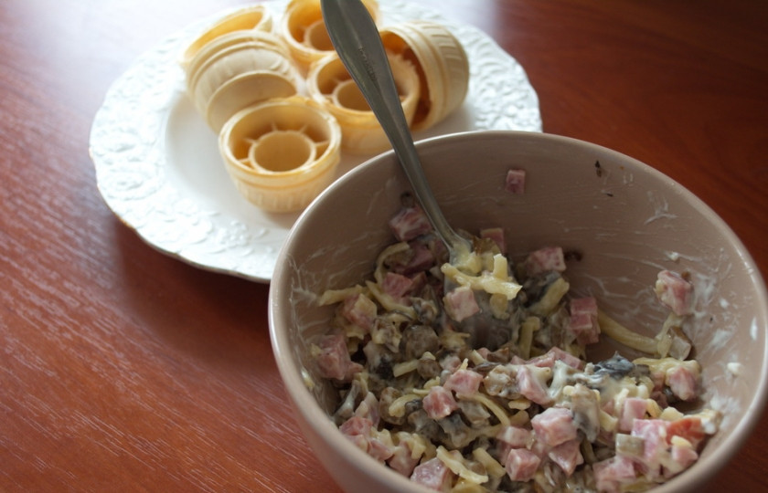 1. Этап. Закуска из ветчины и сыра: В подготовленные тарталетки выложите по 1-2 ч. ложке начинки.