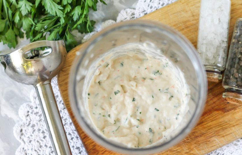 1. Этап. Креветочная паста: Измельчите все примерно 2-3 минуты, превращая в пасту.