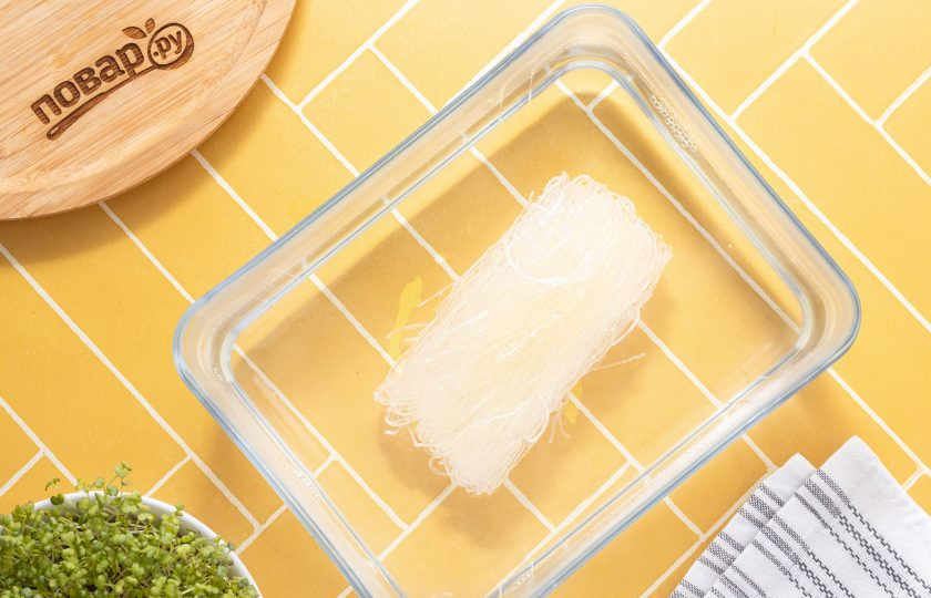 1. Этап. Салат из фунчозы и китайских древесных грибов: Лапшу фунчозу замочите в горячей воде на 10 минут. После слейте воду, промойте лапшу в холодной воде и порежьте, чтобы она была не такая длинная.