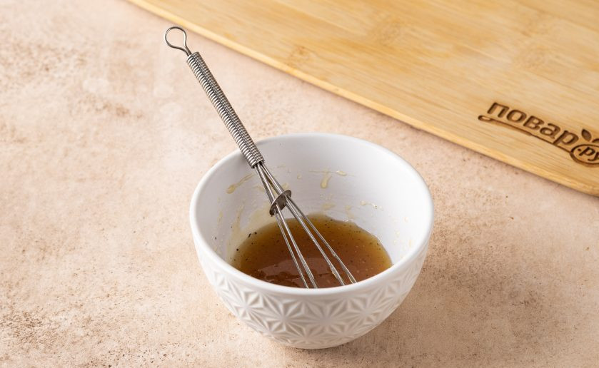 1. Этап. Свекольный салат с медовой заправкой: Для заправки смешайте мёд, оливковое масло и горчицу. Посолите и поперчите.