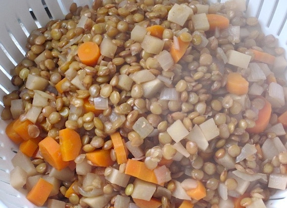 1. Этап. Салат из чечевицы с горчицей: 5. Убедитесь, что чечевица готова, затем откиньте все на дуршлаг.