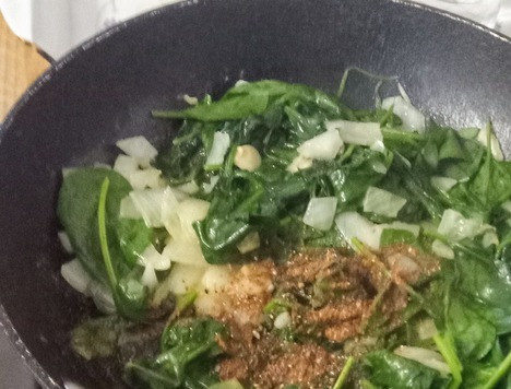 1. Этап. Яйца в шпинатовом креме с семенами: Вернуть шпинат на середину сковороды. Добавить щедрую щепотку мускатного ореха и черный перец. Перемешать.