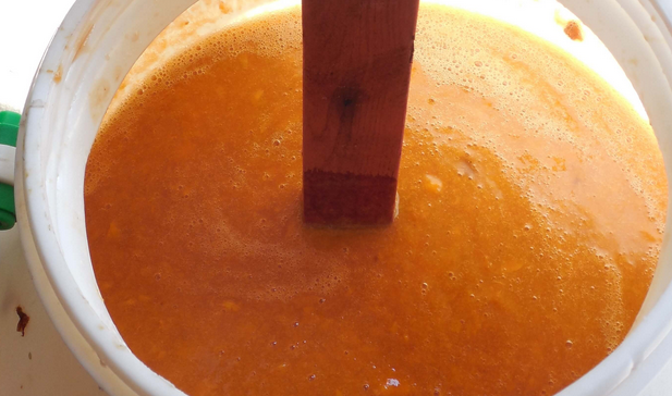 1. Этап. Абрикосовый ликер из варенья: Переложите варенье в глубокий в эмалированный таз. Залейте чистым спиртом, перемешайте. Настаивайте при комнатной температуре 35-40 дней. На это время накройте таз чистой марлей.