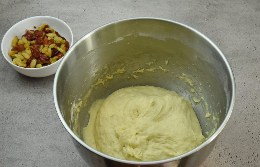 1. Этап. Александрийское тесто для куличей: Смешайте жидкие и сухие ингредиенты между собой и замесите тесто ручным способом или с помощью кухонной машины. Месите 7-10 минут.