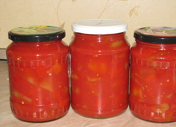 1. Этап. Лечо из кабачков на зиму: Готовое лечо разложите в стерилизованные баночки. Банки стоит перевернуть и накрыть одеялом до полного остывания.