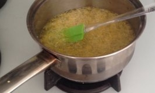 1. Этап. Греческое тесто Катаифи: Хорошо промойте лимон. Натрите его цедру в воду. Туда же выжмите сок и всыпьте сахар. Доведите смесь до кипения. Потом варите 15 минут, помешивая, на небольшом огне. Этой заливкой полейте уже готовый десерт.