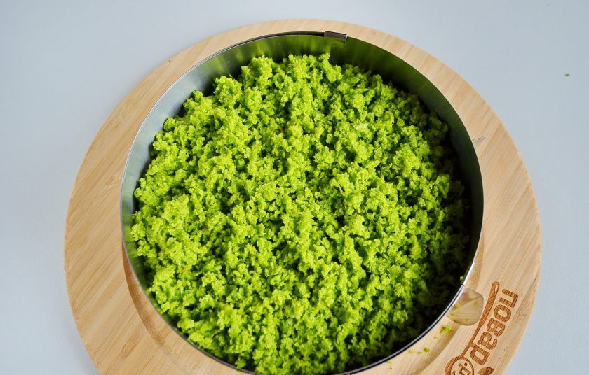 1. Этап. Новогодний торт Лесной мох: Тортик готов. Отправьте его на пару часиков в холодильник.