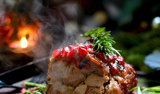 1. Этап. Филе индейки с гранатовой глазурью: Подавайте грудку индейки в гранатовой глазури с вашими любимыми гарнирами. При подаче посыпьте мясо свежими зернами граната и добавьте веточку розмарина.