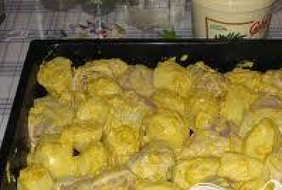 1. Этап. Курица, запеченная с лимоном и белым вином.: 4. Кладем все эти ингредиенты на противень к курице, подсаливаем, равномерно посыпаем тимьяном и перемешиваем. Выливаем туда же вино и ставим в духовку, предварительно разогретую до 200 градусов. Запекаем 40 минут, время от времени поливая кусочки курицы соком из противня.