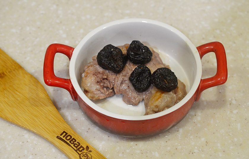 1. Этап. Свинина, запеченная с черносливом: 4. Выложите в жаропрочную форму мясо, посолите, поперчите. Сверху распределите чернослив.