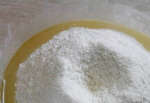 1. Этап. Постное апельсиновое печенье: Всыпьте муку с содой и солью.