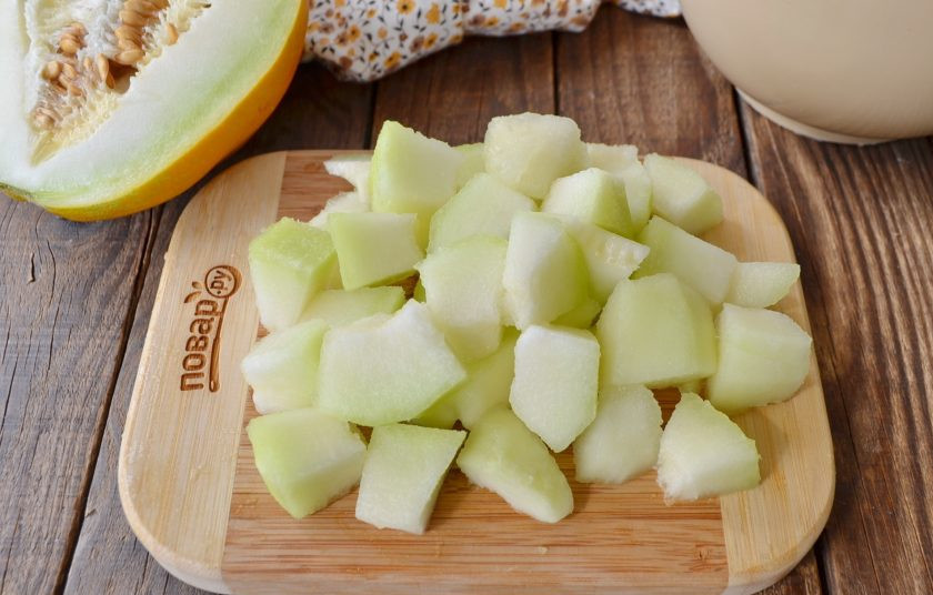 1. Этап. Шарлотка с дыней Сладкий сон: Дыню очистите от кожуры, удалите внутренний слой с косточками. Плотную мякоть порежьте кусочками.