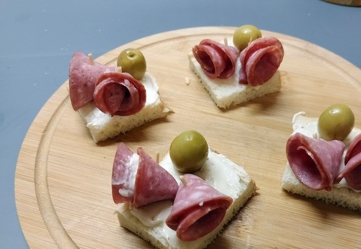 1. Этап. Мини-бутерброды Ассорти: Выложить по 2 