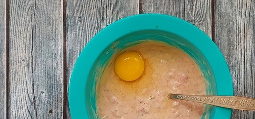 1. Этап. Закусочные маффины с фаршем индейки: Вбить яйцо. Еще раз все перемешать. Тесто должно быть как сметана средней густоты.