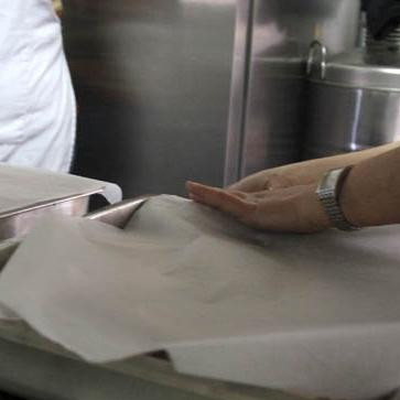 1. Этап. Баранина с артишоками: Выжимаем на баранину сок трех лимонов, солим, перчим и перемешиваем. Накрываем противень фольгой и отправляем в печь на 1 час. В печи должно быть примерно 220 градусов.