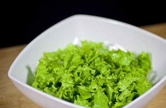 1. Этап. Салат с моцареллой: 1. Вымойте листья салата, порвите их руками и выложите в салатник.