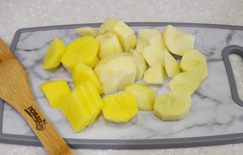 1. Этап. Картошка с копченым сыром: 1. Картофель почистите и нарежьте средними дольками.