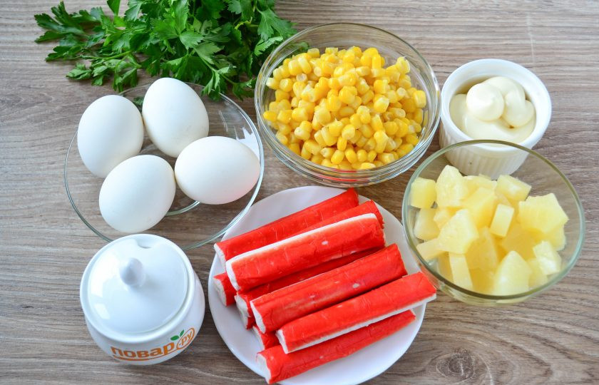 1. Этап. Салат с крабовыми палочками и ананасом: Подготовьте все необходимые ингредиенты. Яйца отварите вкрутую, охладите в холодной воде и очистите.