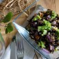 Салат с чёрным рисом и брокколи Чёрный рис варится долго, в отличии от обычного риса. Его нужно сварить заранее и остудить, следуя указания на вашей упаковке. Готовим все продукты для салата. Брокколи я разморозила, разобрала на небольшие соцветия и отварила на пару буквально минуту. Она осталась ярко зелёного цвета. Лук красный можно не класть в салат. Я себе положила очень маленькую луковицу, порезанную тонко полу-кольцами. Орехи чистим и рубим не совсем мелко. Клюкву в салат лучше брать вяленную, она слаще. Помещаем в салатник чёрный отваренный и остывший рис, брокколи, сваренную на пару, грецкие орехи, клюкву и красный лук. Делаем в посуде заправку. Тщательно соединяем мёд с оливковым маслом. Если нет жидкого мёда, то его можно растопить на водяной бане. Добавляем горчицу. Мне больше нравится французская горчица в зёрнах для этого салата. Можно взять и обычную. Всё соединяем. Заправка готова. Заправляем салат и даём настояться минут 15. Салат впрок делать не нужно. Нужно сделать столько, сколько съедите за один раз. Я дала расход продуктов на одну порцию. Мне этого достаточно.