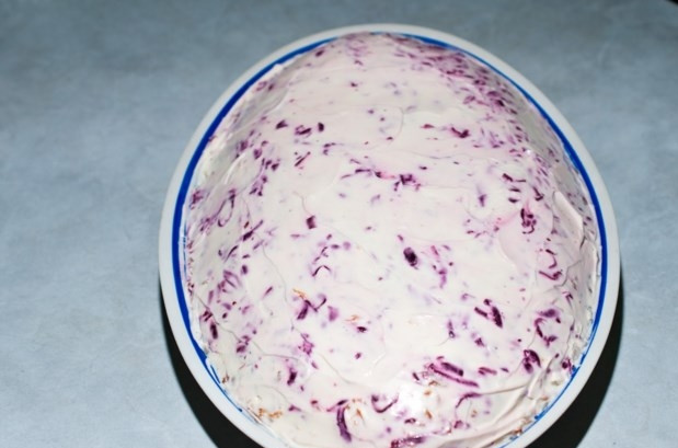 1. Этап. Салат из скумбрии холодного копчения: Разровняйте майонез и отправьте в холодильник до подачи.