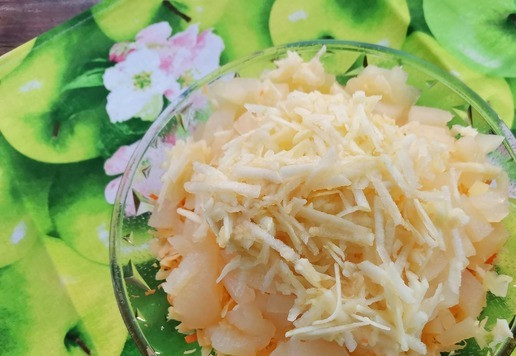 1. Этап. Салат Март: Натереть на крупной тёрке яблоко.