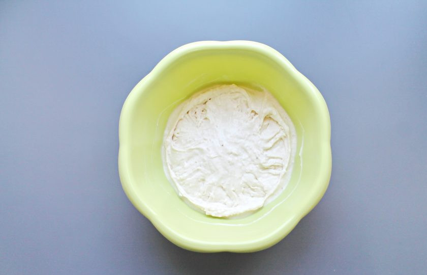 1. Этап. Банановый мусс со сливками: Соедините взбитые сливки с банановым пюре и еще немного взбейте до однородности. Разложите готовый мусс по креманкам и подавайте к столу.