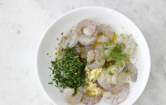 1. Этап. Морепродукты на гриле: 2. Креветки вымойте и обсушите, выложите в мисочку. Туда же отправьте пропущенный через пресс чеснок, сок лайма, растительное масло, немного цедры и зелени, соль, сахар, перец.