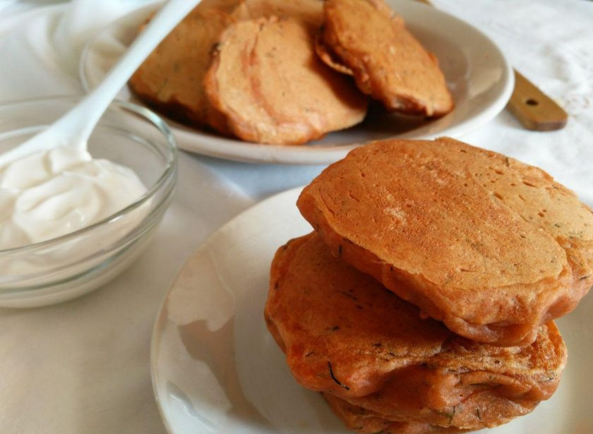 1. Этап. Закусочные томатные панкейки: Подавайте свежеиспечённые панкейки со сметаной или любимым соусом.