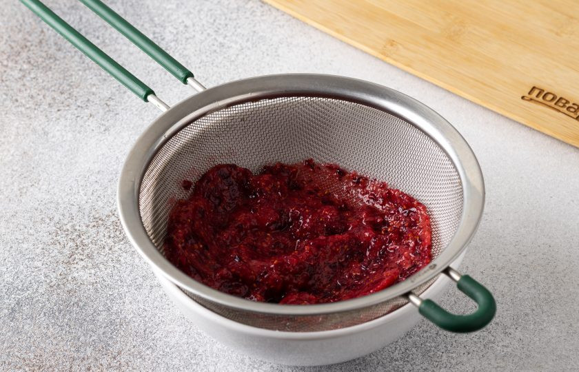 1. Этап. Морс из клюквы без сахара: Затем протрите через сито.