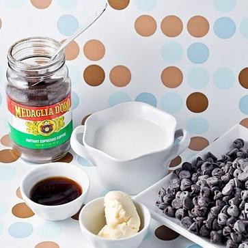 1. Этап. Шоколадное печенье с кофейной начинкой: 5. Сделать начинку. Довести сливки до кипения на среднем огне. Перемешать с эспрессо и снять с огня. Добавить маргарин и шоколад, перемешать резиновым шпателем до однородной консистенции. Перемешать с ванилью. Охладить смесь в течение 10 минут, затем поставить в холодильник на 30 минут или до часа, пока начинка не достигнет желаемой консистенции.