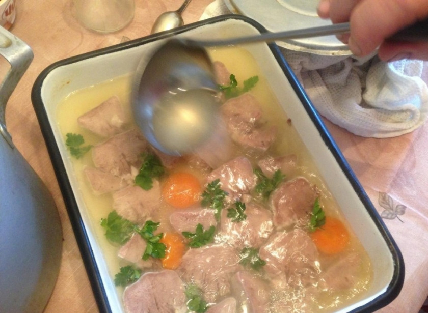 1. Этап. Язык заливной свиной: Затем залейте остатками бульона и отправьте в холодильник на всю ночь.