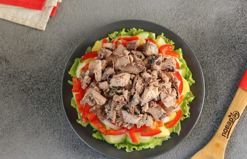 1. Этап. Диетический салат с консервированным тунцом: Сверху распределите нарезанный кусочками тунец.