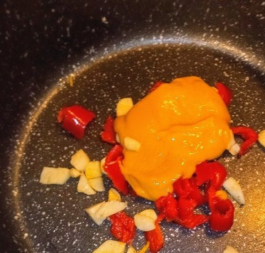 1. Этап. Карри с маринованным баклажаном и чёрной фасолью: На сковороде на среднем огне разогреть 2 столовые ложки масла. Добавить перец чили и горчицу. Убавить огонь. Жарить 30 секунд.