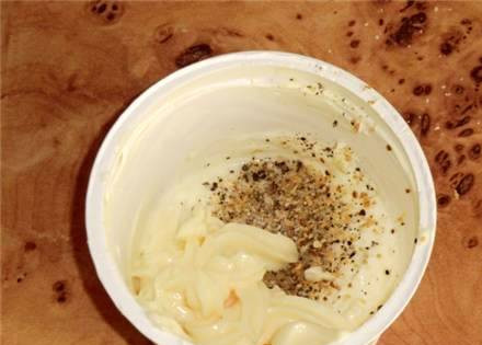 1. Этап. Щука со сметаной в духовке: В сметану добавляем специи по вкусу и перемешиваем все.