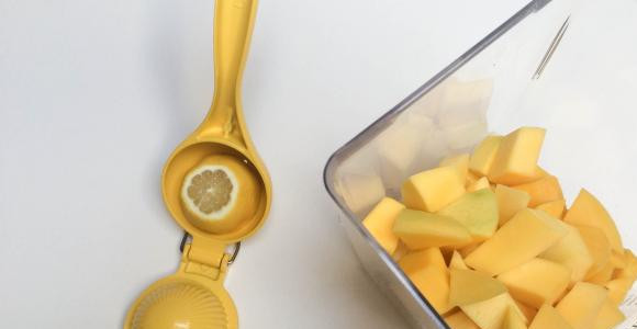 1. Этап. Напиток из манго: Из лимона выдавите сок.