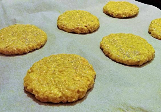 1. Этап. Овсяное печенье домашнее: Застилаем противень пергаментом, выкладываем на него сформированные печенья.