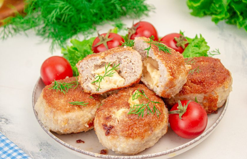 1. Этап. Куриные котлеты с сыром в мультиварке: Приятного аппетита!