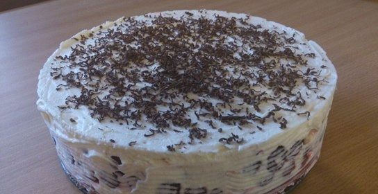 1. Этап. Пирог с маскарпоне и вишней: Украсьте готовый торт тертым шоколадом. Приятного аппетита!