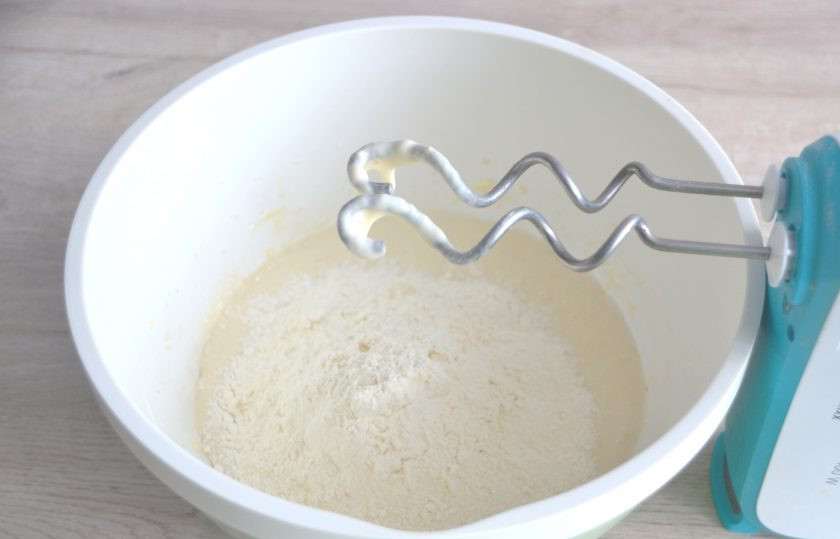 1. Этап. Батон на закваске: К опаре влейте 70 мл. воды, растворите соль, сахар, всыпьте муку. Замесите тесто.