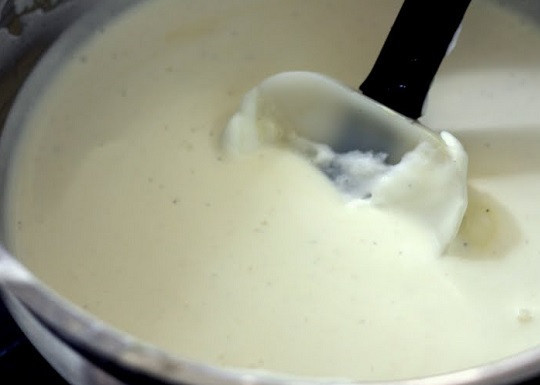 1. Этап. Мусс из маскарпоне: 5. Мусс из маскарпоне в домашних условиях по сути готов. Чтобы сделать десерт более интересным, можно добавить в него цедру лимона, например.