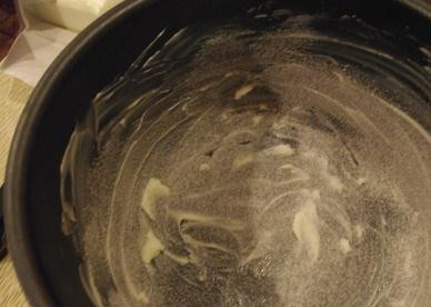 1. Этап. Творожная запеканка в аэрогриле: Форму из аэрогриля смазываем сливочным маслом и посыпаем манкой.