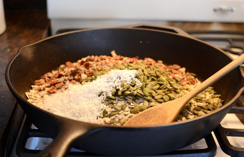 1. Этап. Фитнесс-батончики: 2. На среднем огне подсушите орехи и кокосовую стружку до ароматного вкуса.