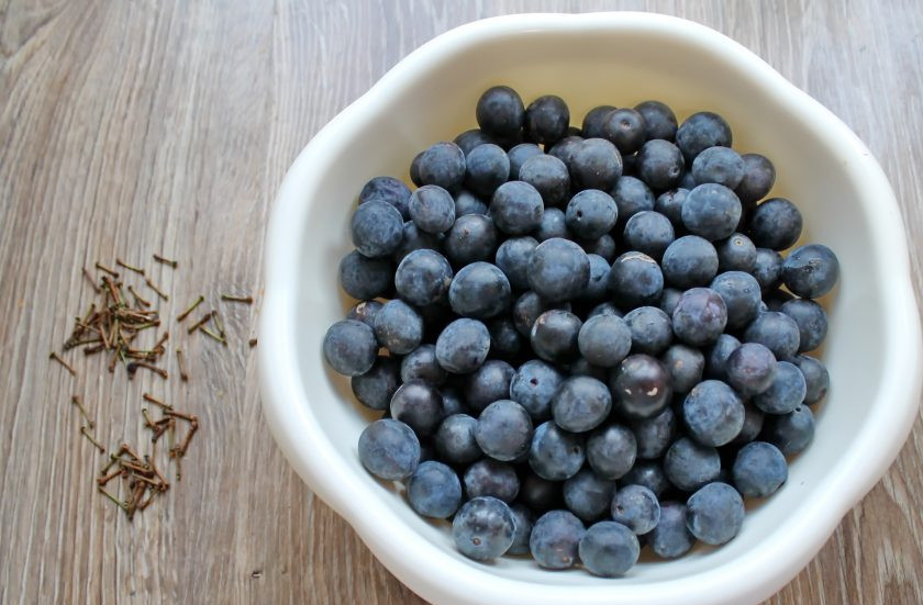 1. Этап. Повидло из терна на зиму: Терн переберите, удаляя черешки, мусор и испорченные ягоды.