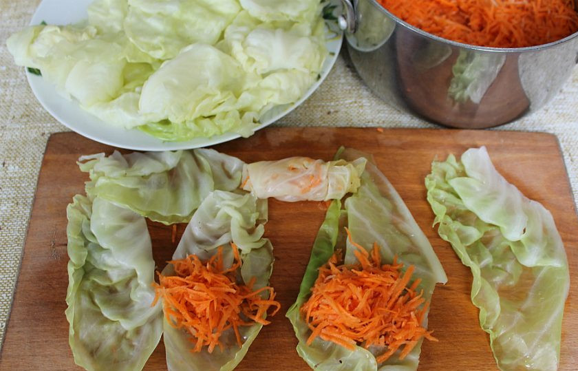 1. Этап. Капуста фаршированная морковью: Морковь достаем из маринада. На капусту кладем порцию моркови и заворачиваем.