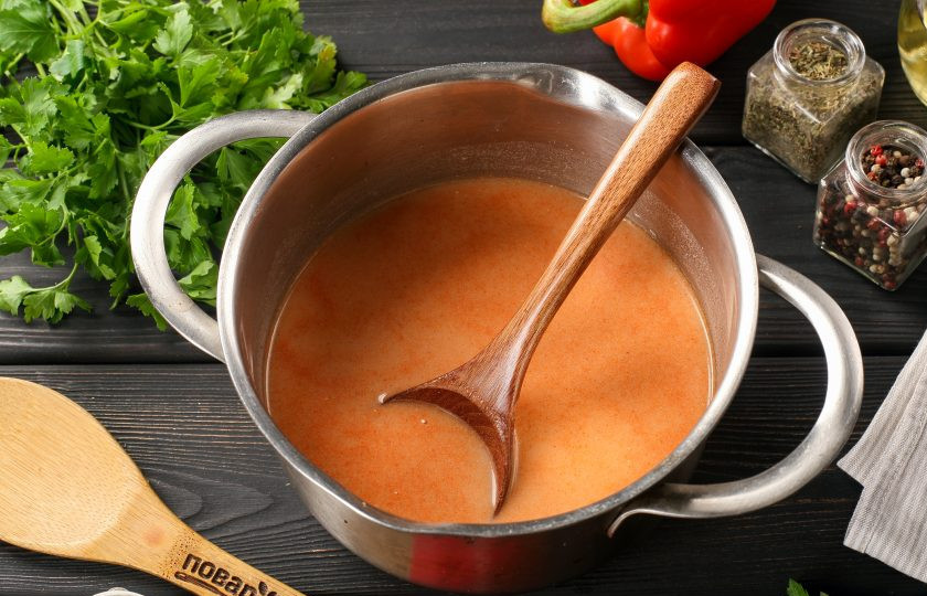 1. Этап. Перцы с фаршем и рисом фаршированные рецепт в кастрюле: Приготовьте соус для тушения перцев. Соедините сметану, томатную пасту и воду. Отрегулируйте на соль и перемешайте. Можно добавить 1 ст.л. муки, чтобы соус приобрёл бархатистость и щепотку-две сахара, для более сбалансированного вкуса.