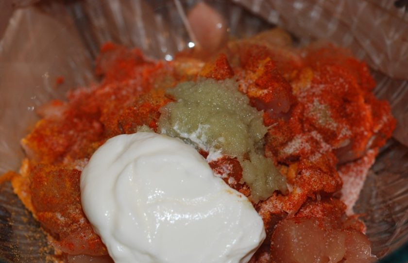 1. Этап. Легкая куриная подливка: 1. Курицу нарежьте и смешайте со сметаной, куркумой, тмином, сушеным имбирем и солью. Оставьте мясо мариноваться на 15 минут.