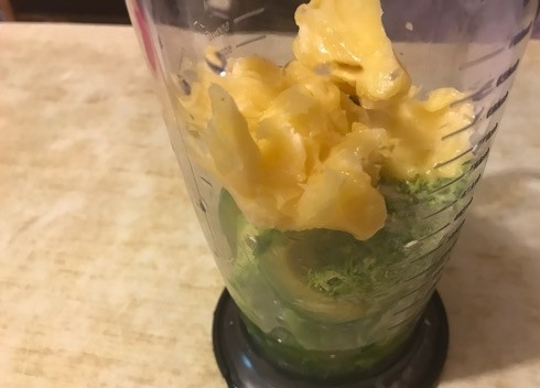 1. Этап. Мороженое из авокадо с лаймом: 5. Сложите все ингредиенты в чашу блендера и взбейте до однородной массы.