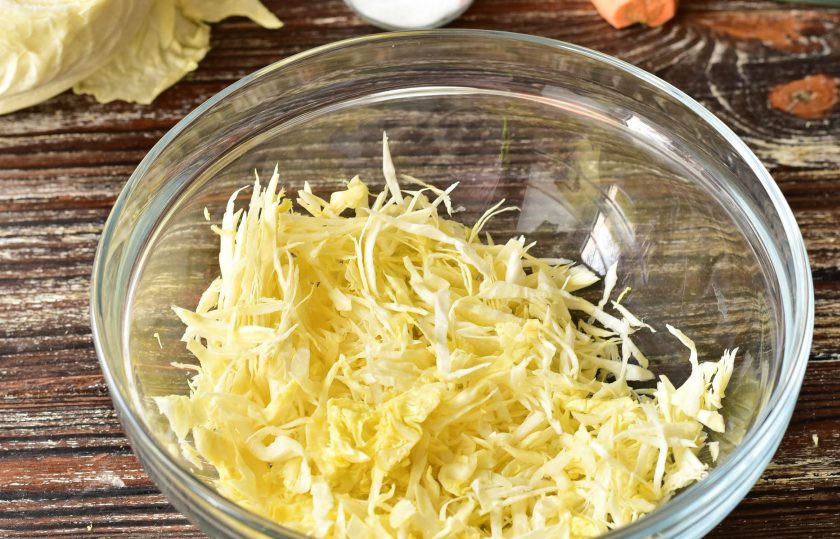 1. Этап. Капуста без сахара на зиму: Выложите ее в глубокую миску.