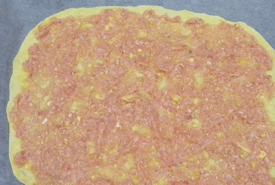 1. Этап. Слоеный пирог с курицей: 4. Фарш разделите на 3 части, одну из которых выложите ровным слоем на тесто.