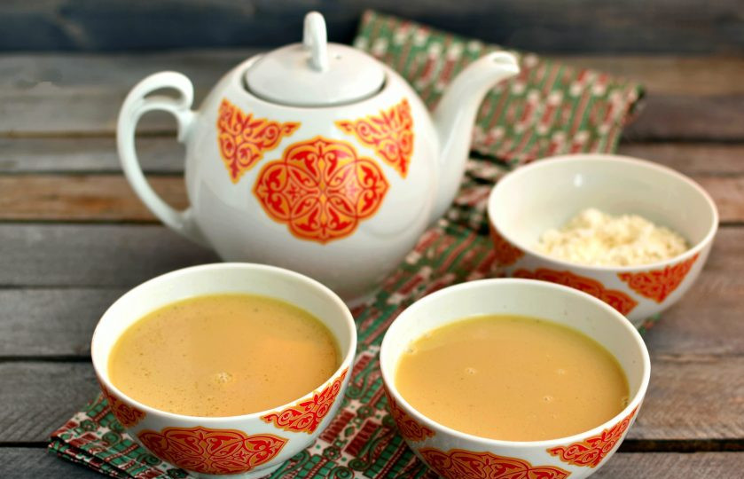1. Этап. Чай по-тувински: Горячий чай процедите и разлейте по чашкам.